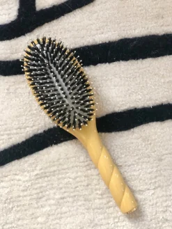 N.03 La Brosse Cuir Chevelu Sensible L'INDISPENSABLE DOUCEUR Jaune Safran|La Bonne Brosse Clearance