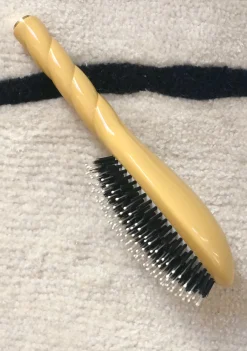 N.03 La Brosse Cuir Chevelu Sensible L'INDISPENSABLE DOUCEUR Jaune Safran|La Bonne Brosse Clearance