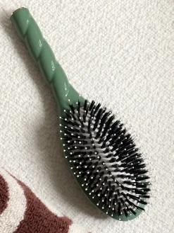 N.03 La Brosse Cuir Chevelu Sensible L'INDISPENSABLE DOUCEUR Vert Amande|La Bonne Brosse Flash Sale