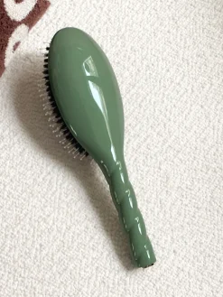 N.03 La Brosse Cuir Chevelu Sensible L'INDISPENSABLE DOUCEUR Vert Amande|La Bonne Brosse Flash Sale
