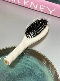N.03 La Petite Brosse Cuir Chevelu Sensible L’INDISPENSABLE DOUCEUR Blanc Crème|La Bonne Brosse Sale