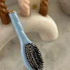 N.03 La Petite Brosse Cuir Chevelu Sensible L’INDISPENSABLE DOUCEUR Bleu Ciel|La Bonne Brosse New